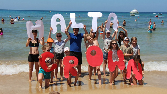 Гавайская вечеринка в летнем лингвистическом лагере Malta Crown